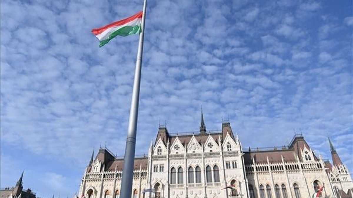 Orbán hamarosan megszólal, és egy felindult világban kell elhelyeznie 1956-ot és Magyarországot