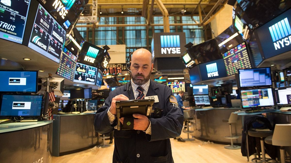 Pánikban a befektetők az egyszerre zuhanó részvények és kötvények láttán