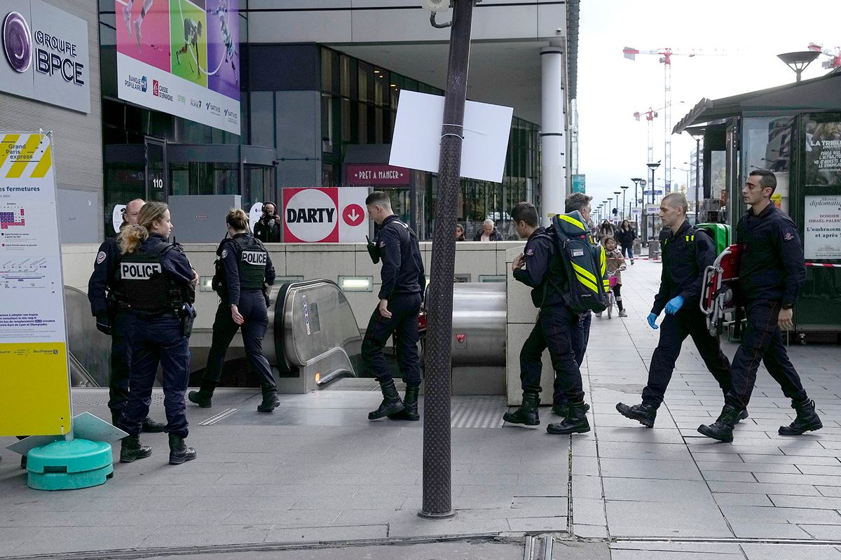 Párizs, 2023. október 31.
Rendőrök a párizsi Francois Mitterrand Nemzeti Könyvtár megállójánál, miután a hatóságok rálőttek egy nőre, aki szemtanúk szerint terrortámadással fenyegetődzött a metróban 2023. október 31-én. A nőt életveszélyes állapotban kórházba szállították.
MTI/AP/Michel Euler