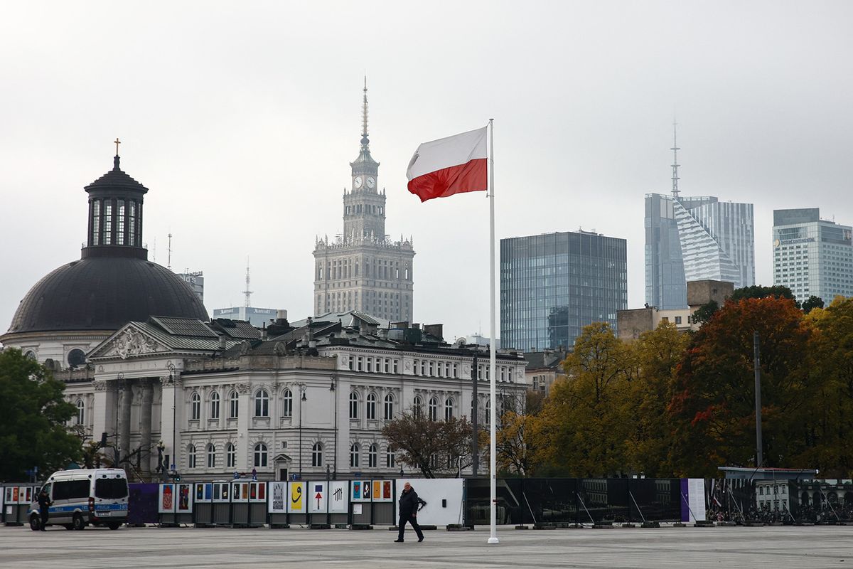 Warsaw Daily Life, Economy And Politics