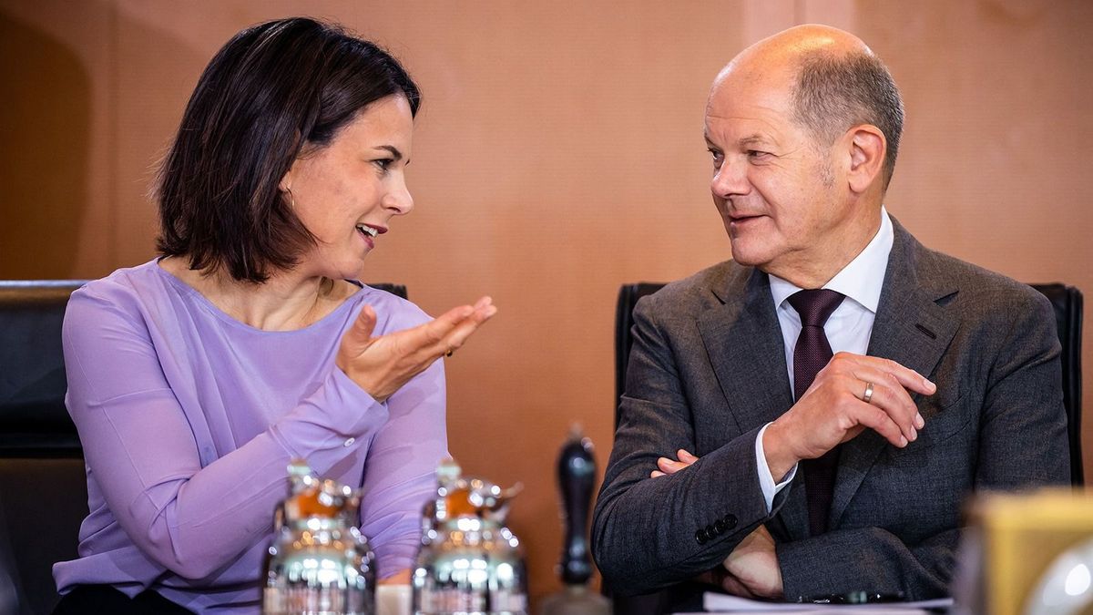 14 June 2023, Berlin: Chancellor Olaf Scholz (SPD), talks with Annalena Baerbock (Bündnis90/Die Grünen), Foreign Minister, before the Federal Cabinet meeting at the Chancellor's Office. The cabinet wants to adopt a National Security Strategy. Photo: Michael Kappeler/dpa (Photo by MICHAEL KAPPELER / DPA / dpa Picture-Alliance via AFP)