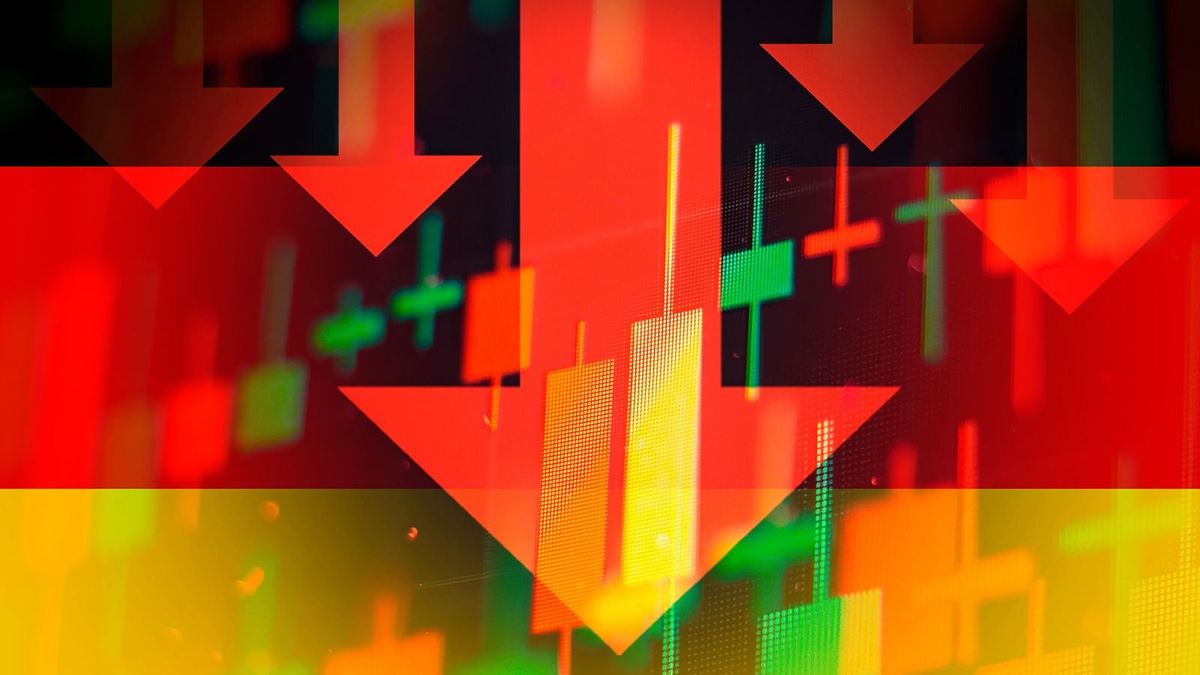 Dropping,Arrows,Showing,Decreasing,Trend,In,Economy,In,Global,Crisis