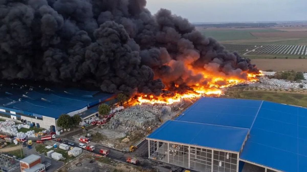 Hatalmas tűz tombol Eszéken – videó 