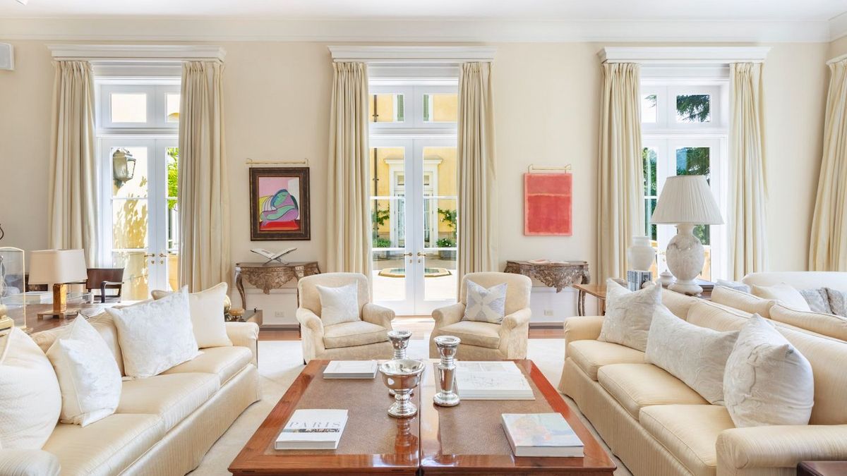 Reitman family living room at their Montecito House. Image courtesy Christie’s. - a család nappalija