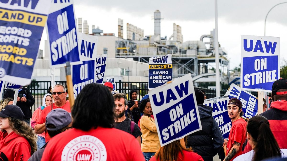 Újabb leépítéssel válaszolnak a sztrájkra az amerikai autógyártók