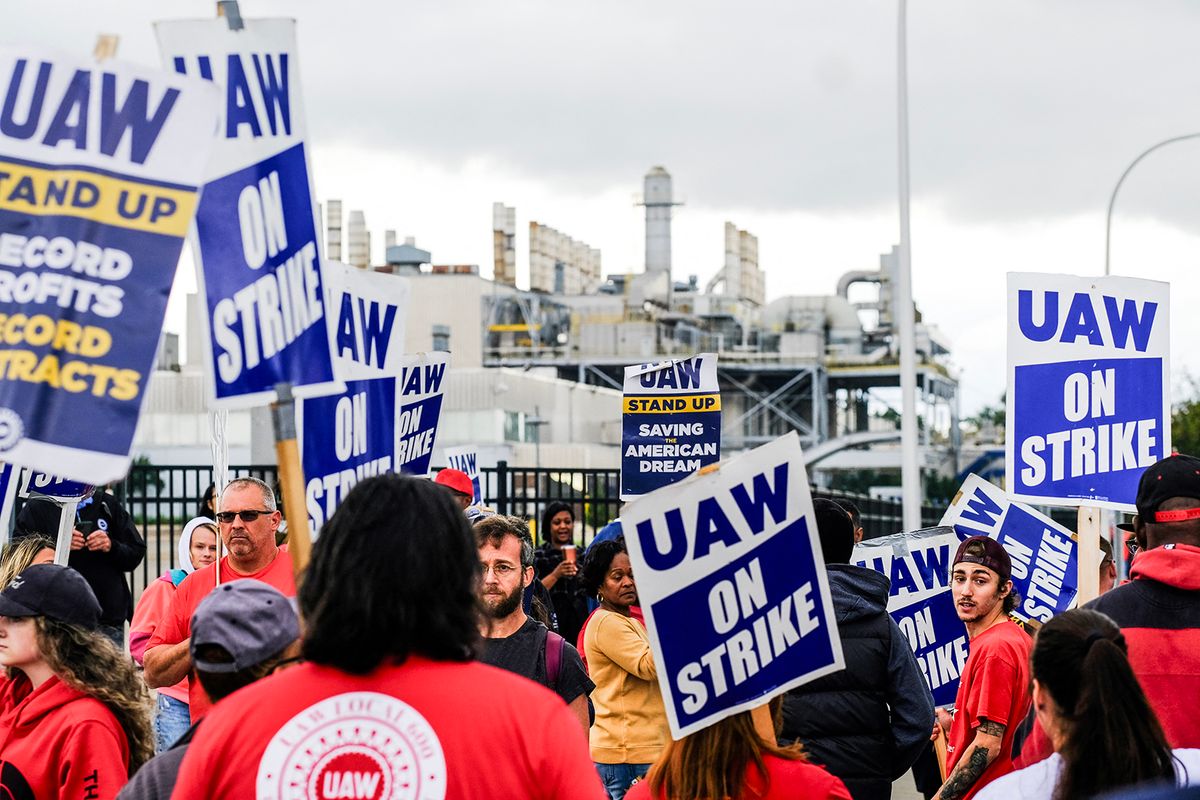 Members of the United Auto Workers (UAW) pickett outside of the Michigan Parts Assembly Plant in Wayne, Michigan amid rumors that US President Joe Biden may stop by during his visit to Michigan to stand on the pickett lines with UAW workers in Detroit, Michigan on September 26, 2023. Biden traveled to Michigan to lend his support to the striking UAW workers a day before former president Donald Trump was scheduled to visit and hold a rally for UAW workers. (Photo by Matthew Hatcher / AFP)