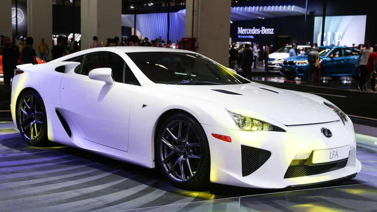 Valaki több mint egymillió dollárt fizetett egy Lexus alapmodellért – nem Paris Hilton az