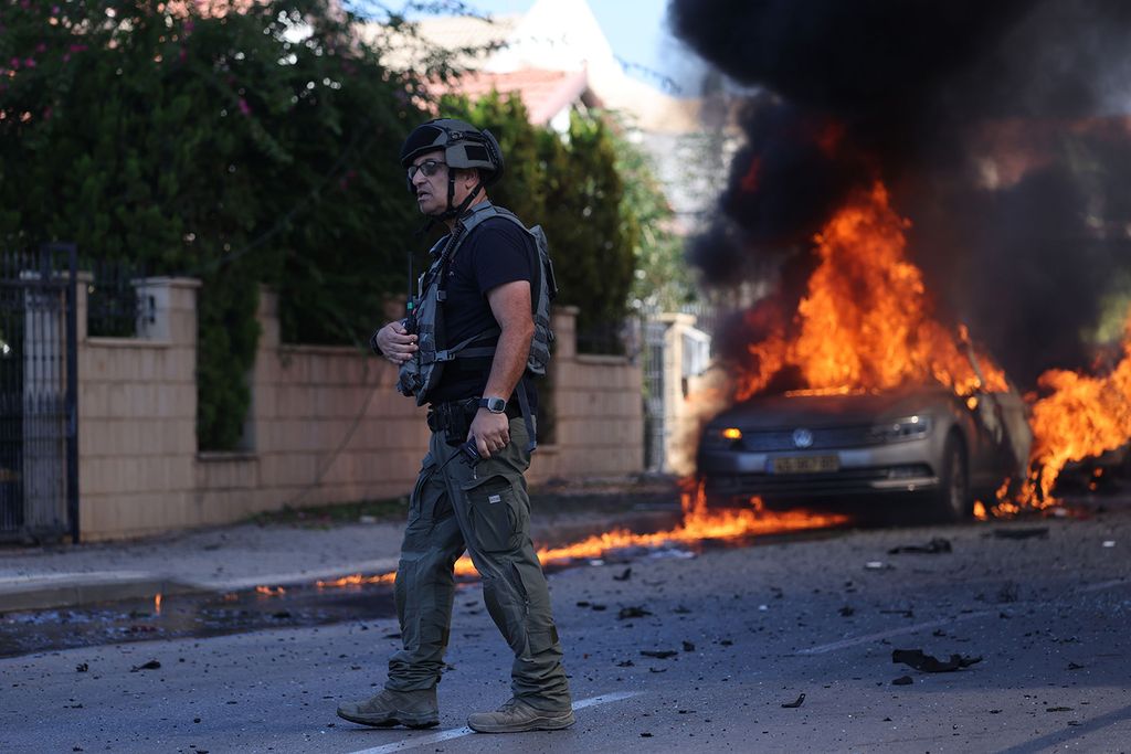 ISRAEL-ASHKELON-GAZA-ROCKETS-ATTACK(231007) -- ASHKELON, Oct. 7, 2023 (Xinhua) -- A member of Israeli police is seen in Ashkelon, southern Israel, Oct. 7, 2023. Over 40 Israelis have been killed and more than 700 injured in the Islamic Resistance Movement's (Hamas) offensive that began earlier on Saturday, reported Israeli media citing Magen David Adom from emergency services. (Ilan Assayag/JINI via Xinhua)Xinhua News Agency / eyevineContact eyevine for more information about using this image:T: +44 (0) 20 8709 8709E: info@eyevine.comhttp://www.eyevine.com