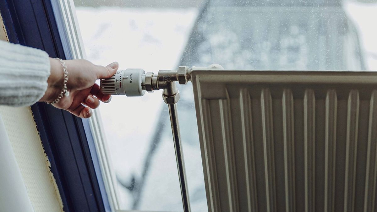 Melegebb ruhákkal spórolnak a fűtésen a közép-kelet-európaiak