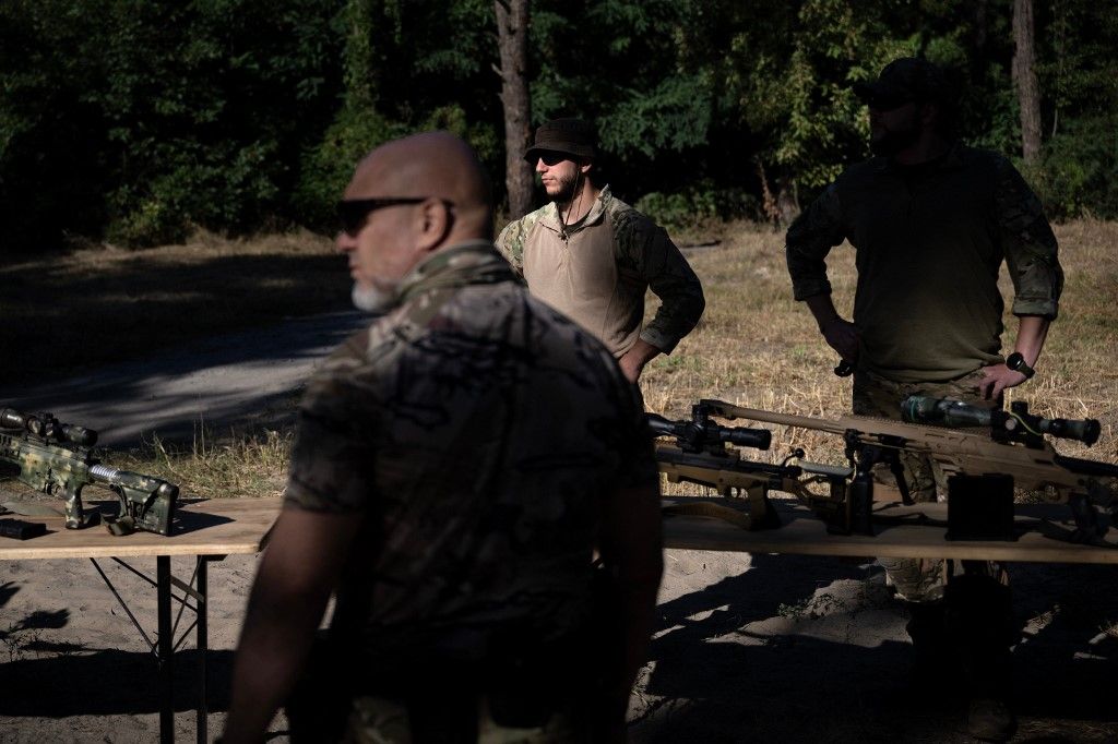 A member of the State Border Guard of Ukraine waits to show weapons to US Secretary of State Antony Blinken while he tours a Detached Commandant Office of Security and Resource Supply site September 7, 2023, in the  Kyiv Oblast. Top US diplomat Antony Blinken announced over $1 billion of new assistance to Ukraine during a visit to Kyiv on September 6, 2023, in a package he said would help Ukraine's counteroffensive "build momentum". (Photo by Brendan Smialowski / POOL / AFP)