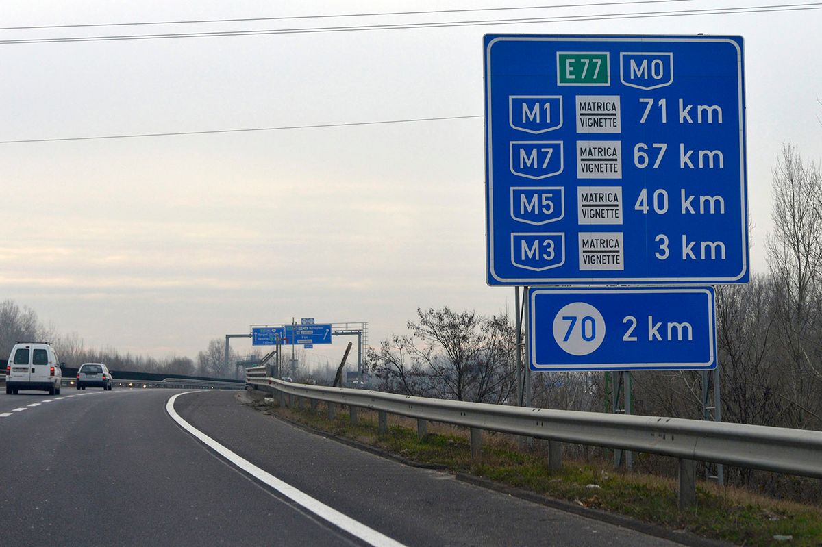 Budapest, 2014. december 11.
Az M0-s autóút 11-es út és M3-as autópálya közötti szakasza Budapest határában 2014. december 11-én. Megszűnik januártól az M0-s általános díjmentessége. Az NFM közleménye szerint a körgyűrű M5-ös és M4-es (4. sz. főút), valamint M3-as autópálya és 11. sz. főút közötti szakaszai, és a gyorsforgalmi úthálózat M0-s autópályán belüli részei (például M1-es és M7-es bevezető a Budapest táblától) januártól csak matricával használhatók. Az M0-s körgyűrű egyes elemei uniós forrásból épültek vagy újultak meg, ezeken a szakaszokon a díj bevezetését az EU támogatási szabályai nem teszik lehetővé.
MTI Fotó: Kovács Attila
