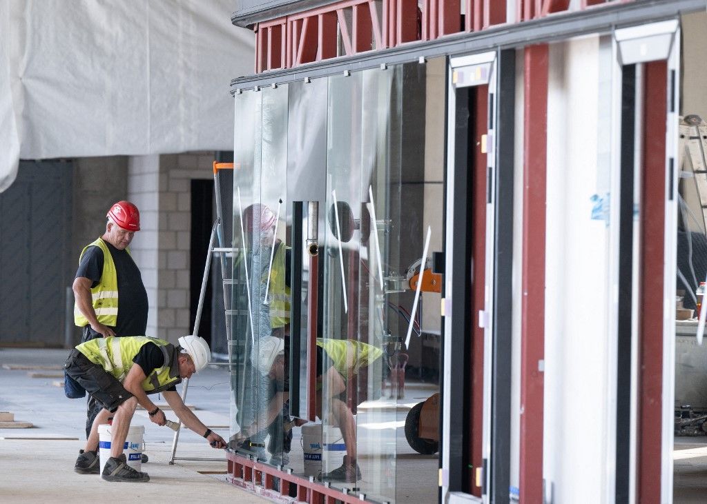 Construction site Terminal 3 Frankfurt Airport27 September 2023, Hesse, Frankfurt/Main: Workers install glass panes in Pier G of Terminal 3 at Frankfurt Airport. The new terminal is scheduled to go into operation in 2026 at the latest. Photo: Boris Roessler/dpa (Photo by BORIS ROESSLER / DPA / dpa Picture-Alliance via AFP)
