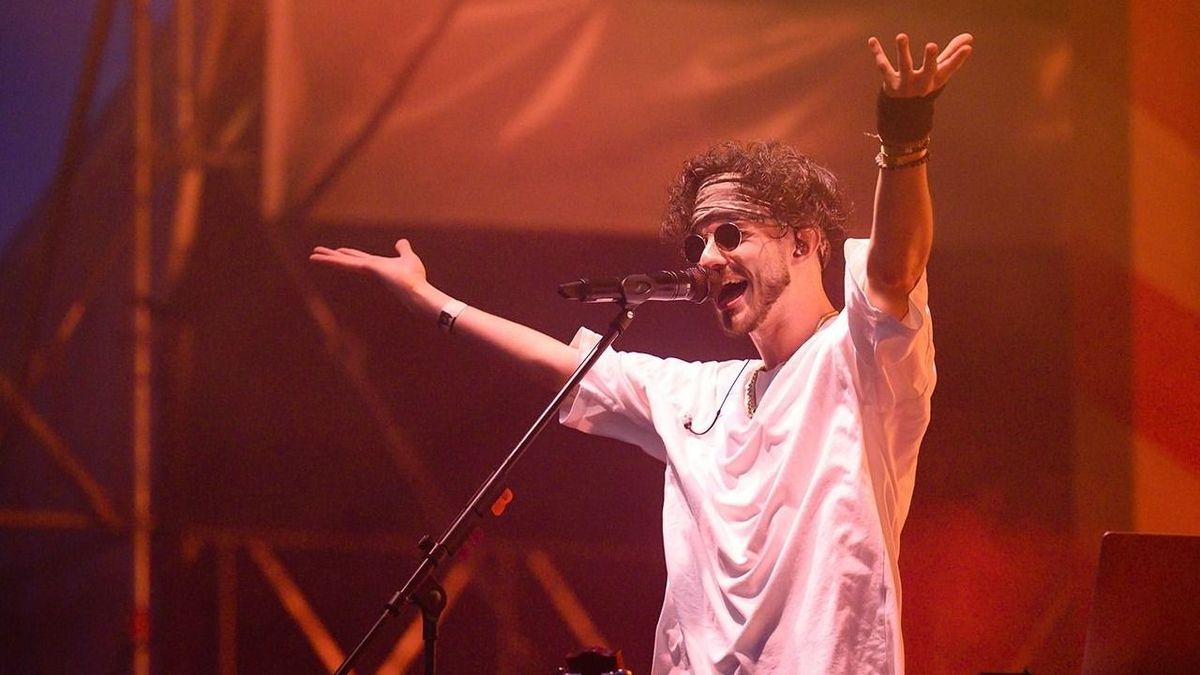 Azahriah meglátogatta azokat, akik a körúton álltak sorba jegyért a harmadik Puskás Aréna koncertjére