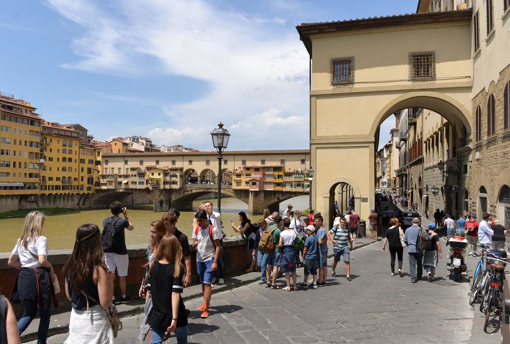 Florence,,Italy,-,June,19,,2016:,Tourists,Strolling,Near,Ponte