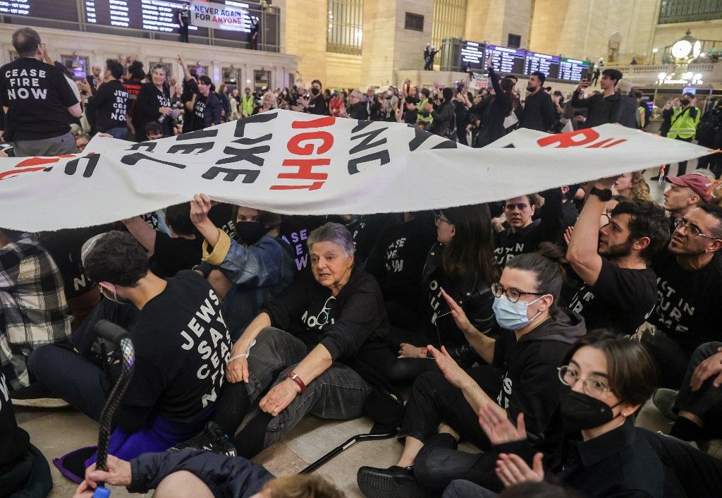 Protesters gather at New York's Grand Central to demand ceasefire in Gaza