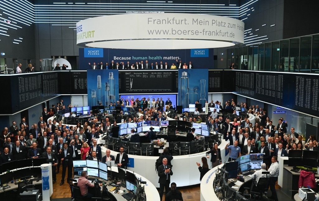 Initial public offering Schott Pharma28 September 2023, Hesse, Frankfurt/Main: Management Board members, Supervisory Board members and guests of Schott AG and Schott Pharma celebrate the IPO of the pharmaceutical division of Mainz-based specialty glass manufacturer Schott on the floor of the stock exchange.  The pharmaceutical division of Mainz-based specialty glass manufacturer Schott has arrived at the stock exchange. On Thursday morning, shares of the company were traded for the first time on the regulated market of the Frankfurt Stock Exchange in the so-called Prime Standard. The pharmaceutical division, which will be spun off in August 2022, produces, among other things, syringes made of glass and special glass plastic, ampoules and vials for the medical sector. The company hopes the IPO will generate proceeds of almost one billion euros. Photo: Arne Dedert/dpa (Photo by ARNE DEDERT / DPA / dpa Picture-Alliance via AFP)