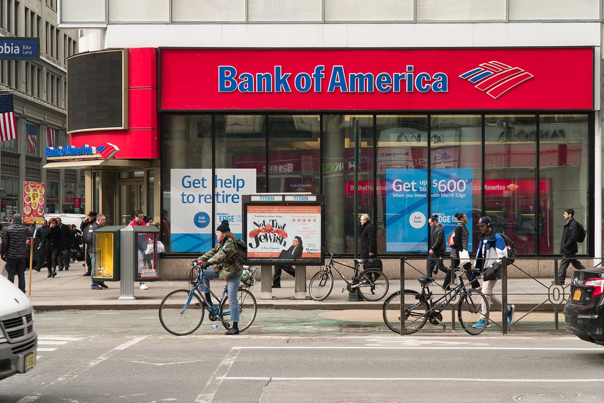 New,York,City,-,Circa,2017:,Bank,Of,America,BranchNew York City - Circa 2017: Bank of America branch retail location in Manhattan. Photographed during the day time. People use financial and money accounts for savings and investments. Direct deposit
