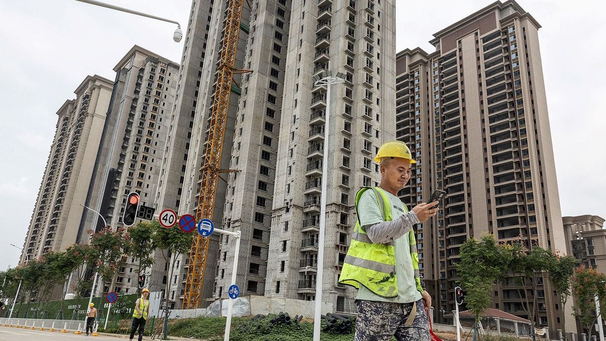 A worker walks past a housing complex under construction by Chinese property developer Evergrande in Wuhan, in China's central Hubei province on September 28, 2023. (Photo by AFP) / China OUT ingatlanpiac