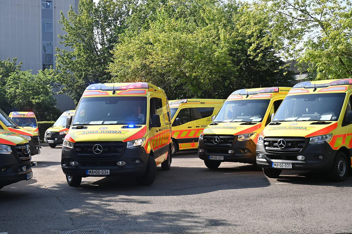 Budapest, 2023. június 21.Új mentőautók átadásukon az Országos Mentőszolgálat (OMSZ) XIII. kerületi Róbert Károly körúti központjában 2023. június 21-én. Újabb 19 mentőautó állt szolgálatba, ami a 33 járműből álló beszerzés második ütemét jelenti, és így az új járművekkel öt év alá csökken a mentőautók átlagéletkora. A 33 új mentőautóból álló beszerzést mintegy 1,5 milliárd forintos kormányzati támogatással valósítja meg az OMSZ.MTI/Bruzák Noémi