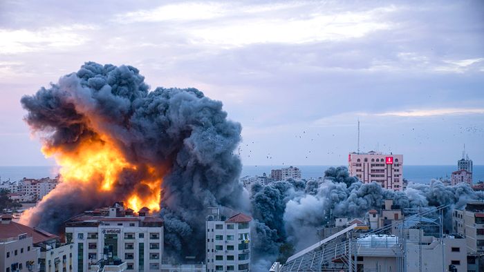 Gáza, 2023. október 7.
Izraeli ellentámadásban rakétacsapás ér egy lakóövezetet Gáza városában 2023. október 7-én. A Hamász palesztin iszlamista szervezet rakétaáradatot zúdított Izrael déli és középső részére a Gázai övezetből, és több tucat fegyverese hatolt be izraeli településekre. Legkevesebb hetven izraeli civilt gyilkoltak meg és több tucat embert túszul ejtettek, mintegy 900 sebesültet kórházban látnak el. Izrael teljes mozgósítást rendelt el.
Gáza, 2023. október 7.
Izraeli ellentámadásban rakétacsapás ér egy lakóövezetet Gáza városában 2023. október 7-én. A Hamász palesztin iszlamista szervezet rakétaáradatot zúdított Izrael déli és középső részére a Gázai övezetből, és több tucat fegyverese hatolt be izraeli településekre. Legkevesebb hetven izraeli civilt gyilkoltak meg és több tucat embert túszul ejtettek, mintegy 900 sebesültet kórházban látnak el. Izrael teljes mozgósítást rendelt el.
MTI/AP/Fatima Sbair/Fatima Sbair