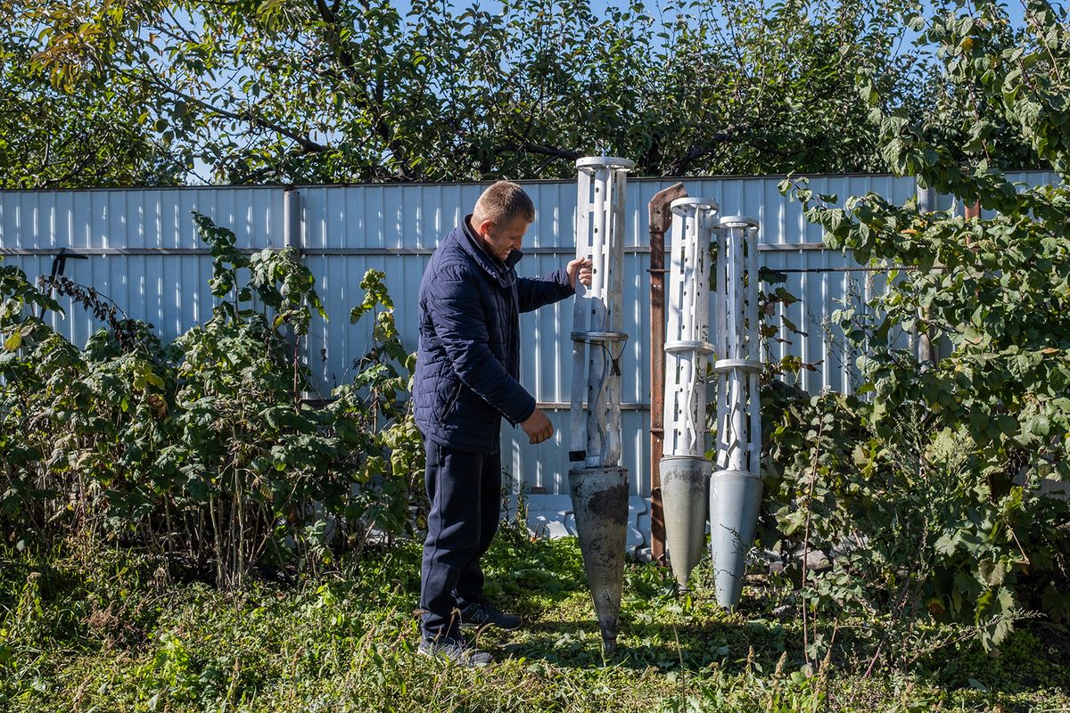 UKRAINE WAR
Cluster munition ukraine, kazettás lőszer,
UKRAINE; ZELENIY HAI, 2022/10/16: Alexander, a 42-year-old farmer, shows fallen cluster munitions in his fields. Since the Ukrainian army liberated the village in mid-March, these Russian rocket attacks were very frequent. Photograph by Virginie Nguyen Hoang / Hans Lucas.UKRAINE; ZELENIY HAI, 2022/10/16: Alexander, fermier de 42 ans, montre des roquettes a sous-munitions tombees dans ses champs. Depuis que l armee ukrainienne a liberee le village a la mi-mars, ces tirs de roquettes russes etaient tres frequents. Photographie de Virginie Nguyen Hoang /Hans Lucas. (Photo by Virginie Nguyen Hoang / Hans Lucas / Hans Lucas via AFP)