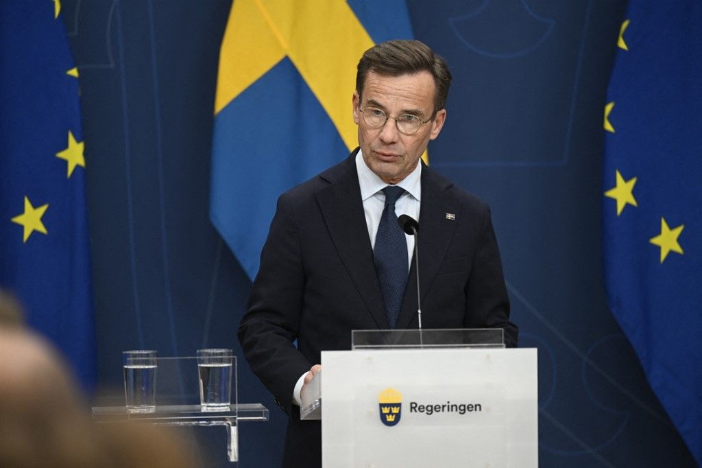 Sweden's Prime Minister Ulf Kristersson delivers a press conference at Rosenbad, the Government Offices building in Stockholm, Sweden, on October 17, 2023, following terrorist attack in Brussels. Sweden's intelligence agency said it was keeping its terror alert level unchanged after Brussels police on October 17, 2023 shot and fatally wounded an attacker accused of gunning down two Swedish football fans in what Belgium's prime minister condemned as an act of "terrorist madness". (Photo by Fredrik SANDBERG / TT News Agency / AFP)