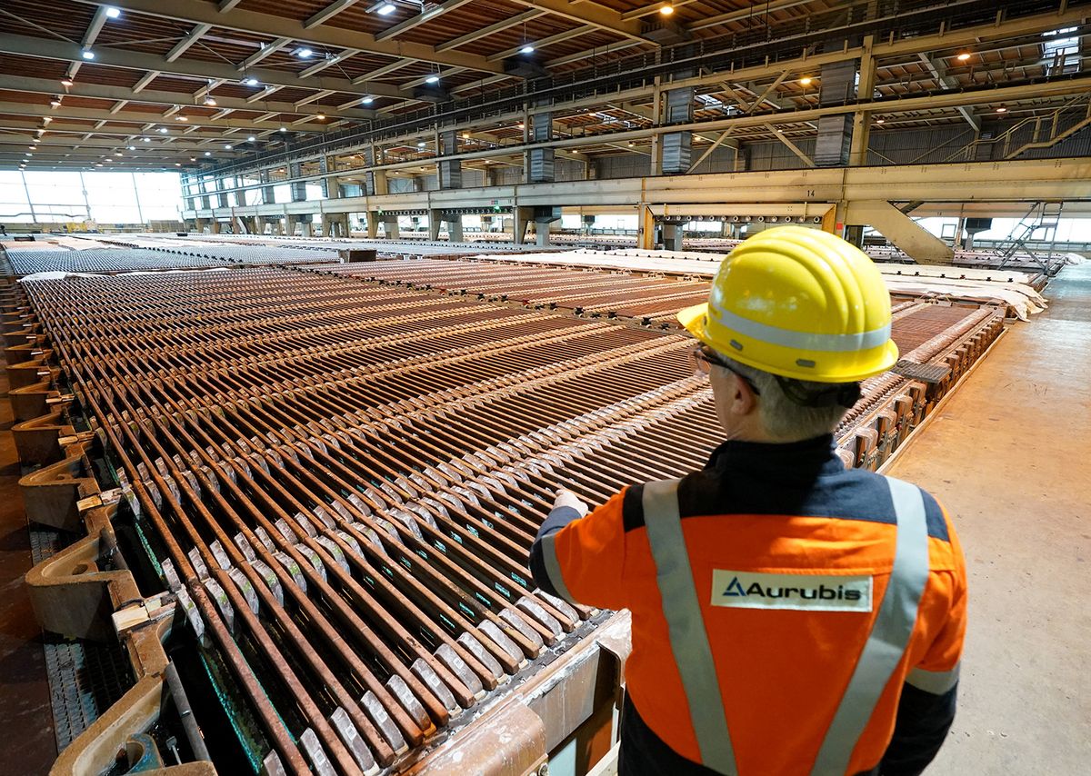 10 January 2023, Hamburg: An employee stands in the tankhouse hall at Aurubis AG during a tour of the plant site. CDU party leader Merz learned about recycling, decarbonization, supply chains and raw material availability at the Aurubis copper smelter. (to dpa "CDU leader Merz: "We don't just want to be crisis winners") Photo: Marcus Brandt/dpa (Photo by MARCUS BRANDT / DPA / dpa Picture-Alliance via AFP)