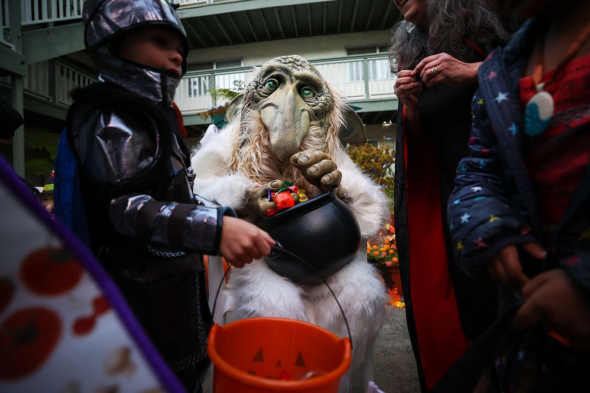 SAUSALITO, CA - OCTOBER 31: Parade participants in costume attend the 2022 Halloween parade as kids pick up candies in Sausalito, California, United States on October 31, 2022. Tayfun Coskun / Anadolu Agency (Photo by Tayfun Coskun / ANADOLU AGENCY / Anadolu Agency via AFP)