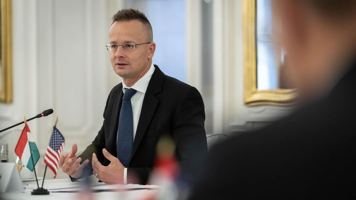 Szijjártó Péter: az autóipari átállás Magyarországon történik