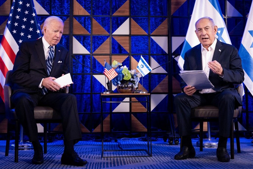 US President Joe Biden listens to Israel's Prime Minister Benjamin Netanyahu as he reads a statement in Tel Aviv on October 18, 2023, amid the ongoing battles between Israel and the Palestinian group Hamas. US President Joe Biden landed in Tel Aviv on October 18, 2023 as Middle East anger flared after hundreds were killed when a rocket struck a hospital in war-torn Gaza, with Israel and the Palestinians quick to trade blame. (Photo by Brendan Smialowski / AFP)