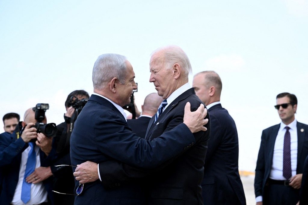 Israel Prime Minister Benjamin Netanyahu (L) greets US President Joe Biden upon his arrival at Tel Aviv's Ben Gurion airport on October 18, 2023, amid the ongoing battles between Israel and the Palestinian group Hamas. Biden landed in Israel on October 18, on a solidarity visit following Hamas attacks that have led to major Israeli reprisals. Thousands of people, both Israeli and Palestinians have died since October 7, 2023, after Palestinian Hamas militants based in the Gaza Strip, entered southern Israel in a surprise attack leading Israel to declare war on Hamas in Gaza on October 8. (Photo by Brendan SMIALOWSKI / AFP)