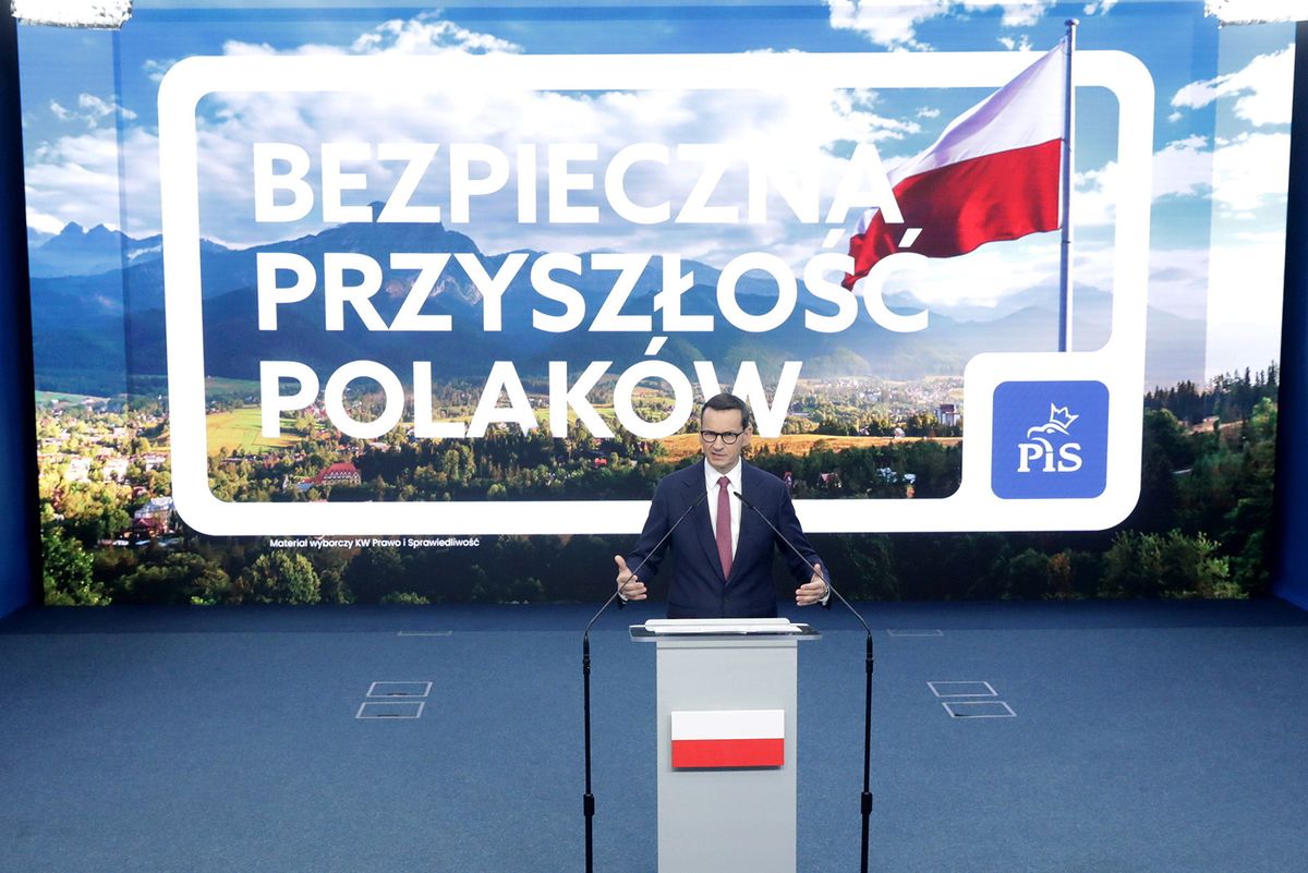 Varsó, 2023. október 12.Mateusz Morawiecki lengyel miniszterelnök sajtóértekezlete a kormányzó Jog és Igazságosság Pártjának (PiS) varsói székházában 2023. október 12-én, három nappal a lengyel parlamenti választások előtt.MTI/EPA/PAP/Tomasz Gzell