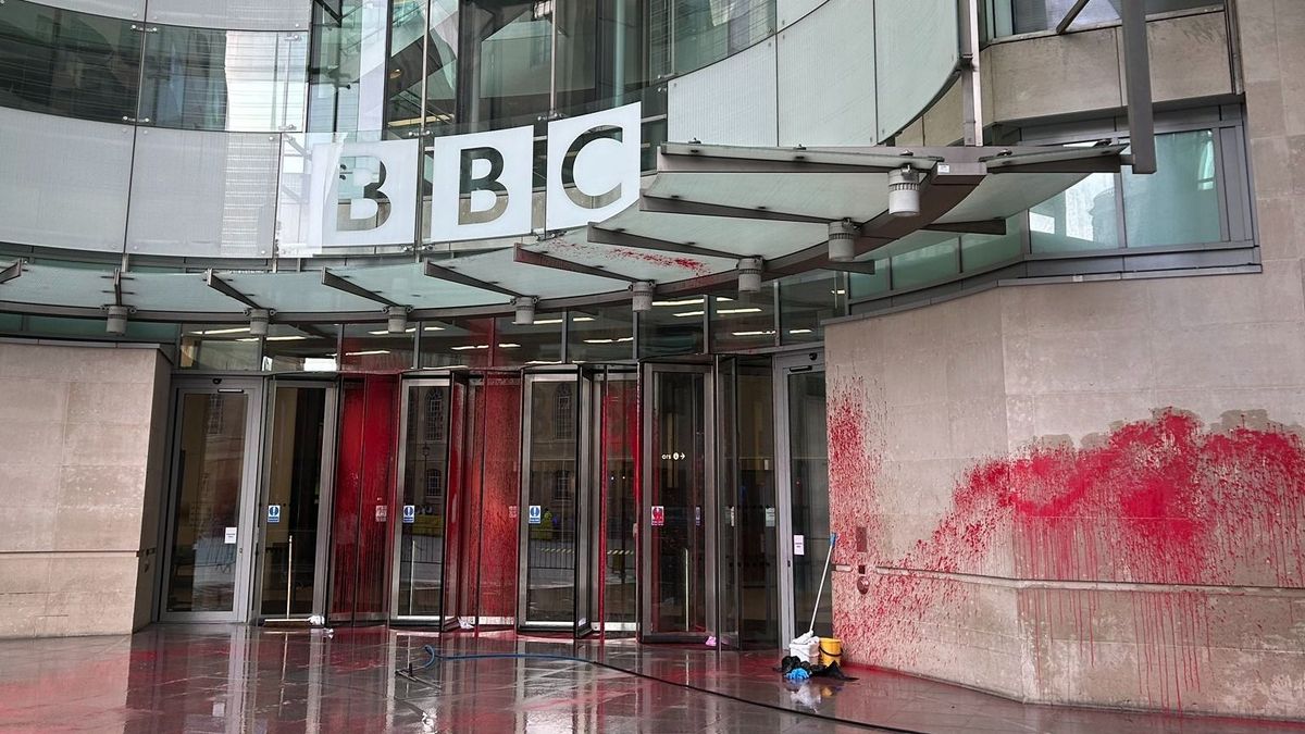 Több százan demonstrálnak a palesztinok mellett a BBC székházánál, amelyenek bejáratát megrongálták