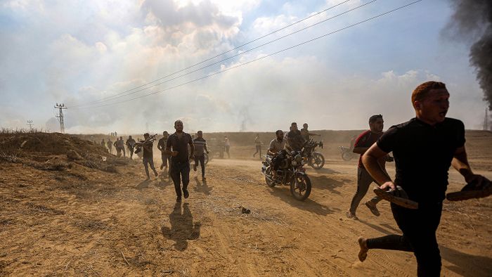 Palestinian Militants Launch A Surprise Attack On IsraelOctober 7, 2023: Khan Yunis, Gaza Strip: Palestinian cross the Gaza-Israel border fence in Khan Yunis, in the southern Gaza Strip. Since dawn a large number of rockets were fired from Gaza into Israel while Hamas also launched a surprise incursion into southern Israel on Saturday. gazawar2