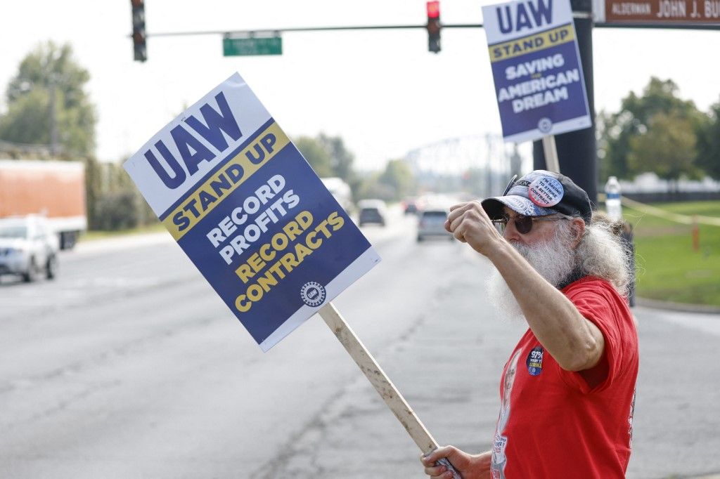 UAW members and workers hold signs outside the Ford’s Chicago Assembly Plant after walking off their jobs in Chicago, Illinois, on September 29, 2023. Another 7,000 members of the biggest US automobile workers' union on Friday joined an already major strike against the top three Detroit car manufacturers. (Photo by KAMIL KRZACZYNSKI / AFP)