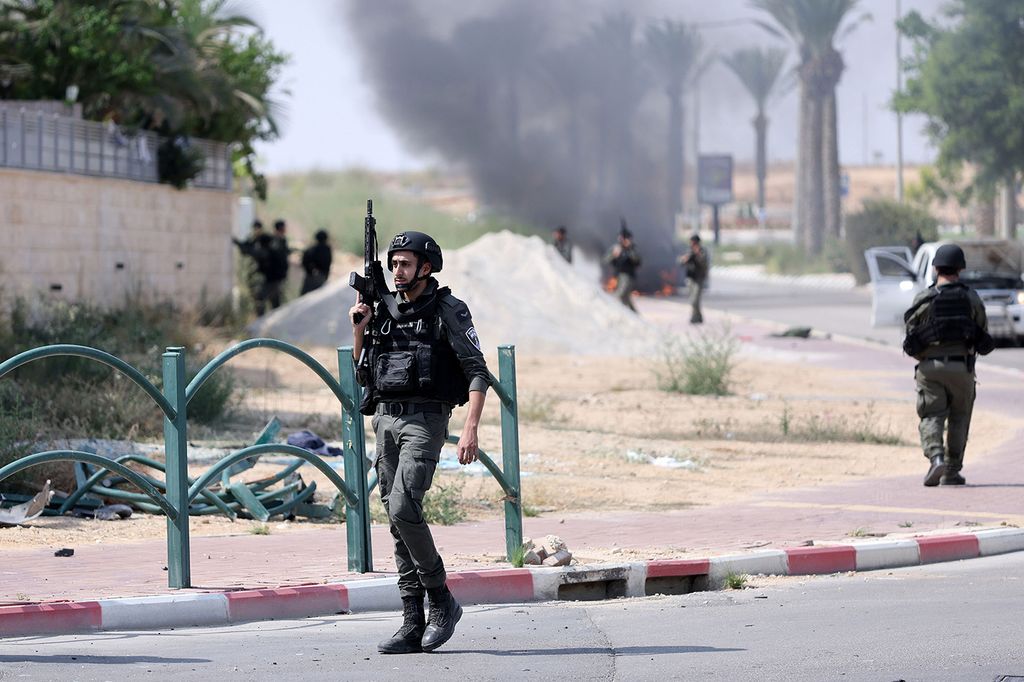 ISRAEL-CONFLICT AFTERMATH(231008) -- OFAKIM, Oct. 8, 2023 (Xinhua) -- This photo taken on Oct. 8, 2023 shows Israeli soldiers at the southern Israeli town of Ofakim.  The death toll from Israeli airstrikes in Gaza has risen to 370, with 2,200 others injured, according to an update from the Gaza-based Health Ministry on Sunday. At least 300 Israelis were killed and more than 1,800 injured during the Hamas attack, figures released by the Israeli Health Ministry showed. (Ilan Assayag/JINI via Xinhua)Xinhua News Agency / eyevineContact eyevine for more information about using this image:T: +44 (0) 20 8709 8709E: info@eyevine.comhttp://www.eyevine.com