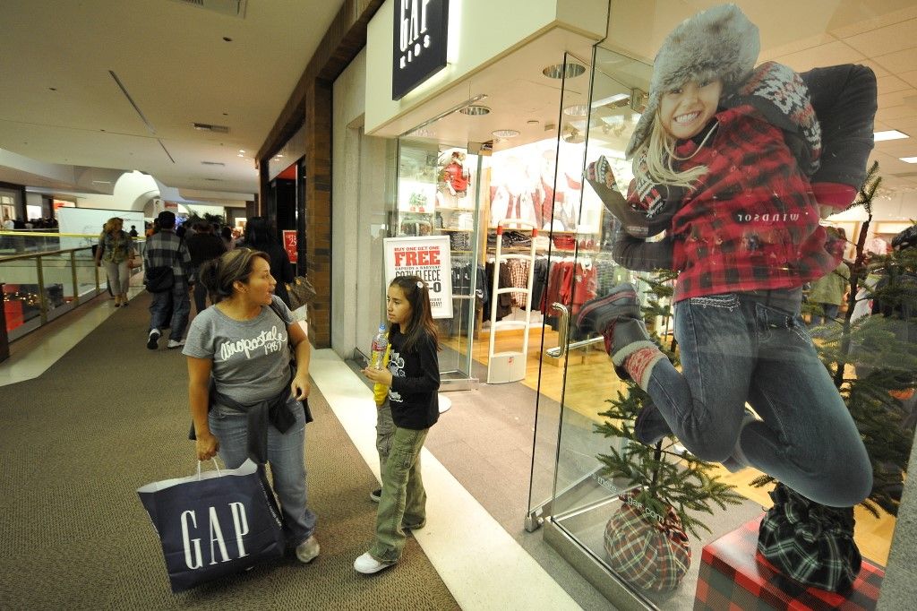 93394384Shoppers looking for Black Friday bargains outside a Gap store at the Glendale Galleria shopping mall in Glendale, California on November 27, 2009.  The National Retail Federation said it expected 134 million people to be out shopping on 'Black Friday,' the big shopping day which comes one day after the Thanksgiving Day holiday, as well as on following Saturday and Sunday.  AFP PHOTO / Robyn Beck (Photo by ROBYN BECK / AFP)