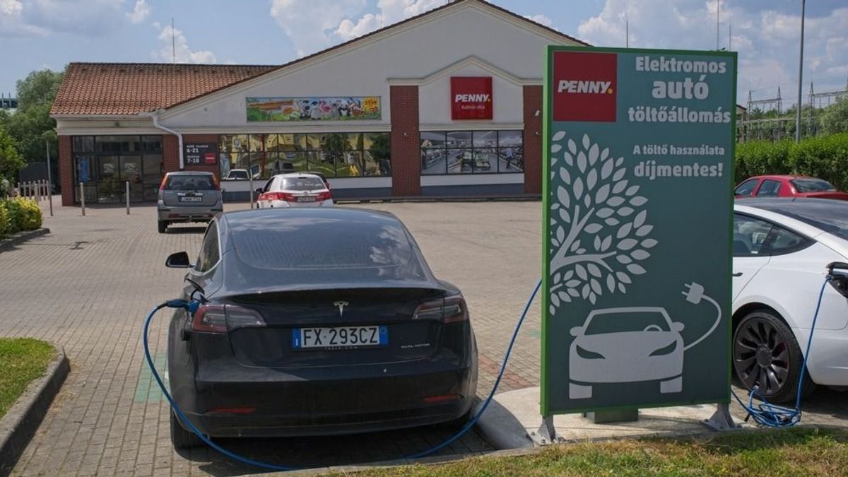 Fizetőssé teszik az elektromosautó-töltőket a Penny parkolóiban