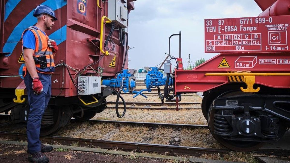 Forradalmi újítás: pöccentésre kapcsolódnak össze a tehervagonok