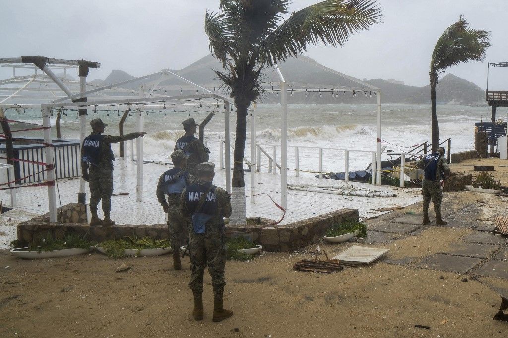 Members of the Mexican Navy patrol a beach before the arrival of hurricane Norma in Los Cabos, Baja Californa state, Mexico on October 21, 2023. Hurricane Norma is expected to slam into Mexico's northwestern coast within hours, bringing "life-threatening" winds, flooding, and a dangerous sea surge, authorities warned Saturday. The storm, still powerful though downgraded overnight from Category 3 to Category 2 on the Saffir-Simpson scale, was headed toward a part of Mexico's Baja California coast popular with tourists. (Photo by Joel Cosio / AFP)