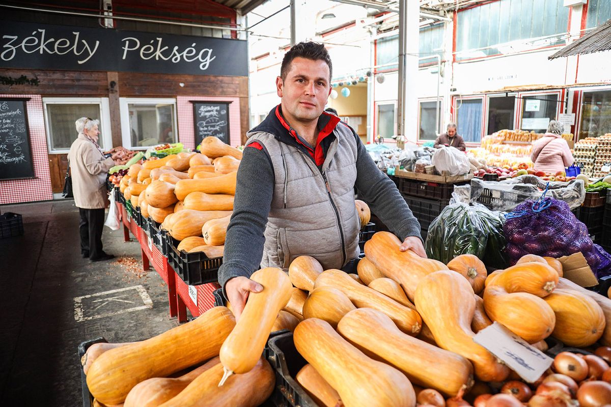 20231018 SzolnokTök körkép a szolnoki piacon. Fotó: Nagy Balázs NBÚj Néplap
Képen: Popovics Gyula mutatja termékeit.