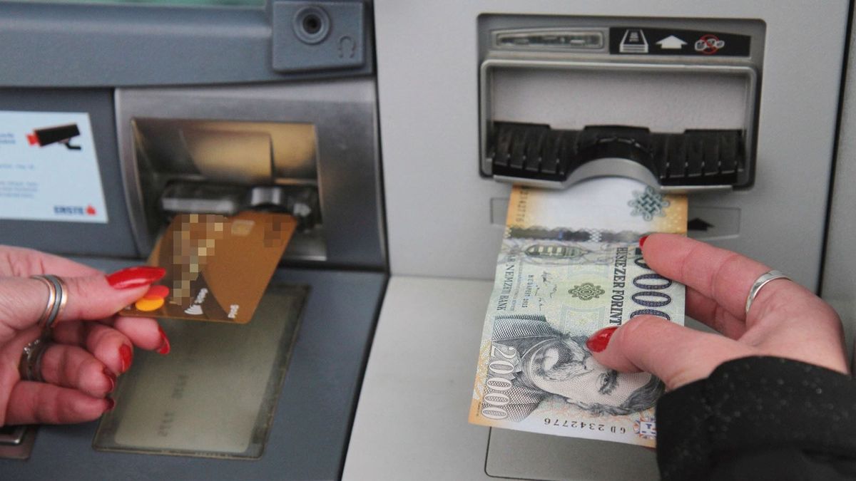 Egyre jobban kerülik a magyarok a banki pénztárakat