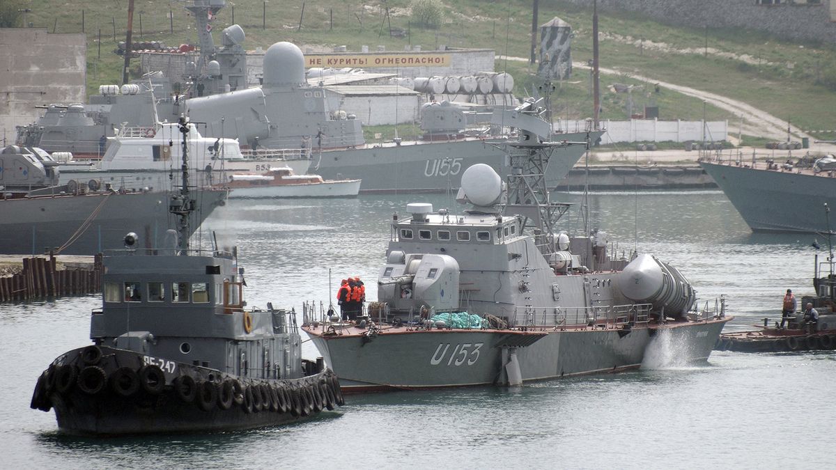 Ukrainian guided-missile cruiser Priluki (C) is towed from Sevastopol's bay to transer to the Ukrainian Defence Ministry on April 11, 2014. After Moscow's takeover of Crimea last month, tensions have now spread to eastern Ukraine, where militants have stormed a series of strategic government buildings and demanded that Moscow send its troops for support. AFP PHOTO / VASILY BATANOV (Photo by VASILY BATANOV / AFP)