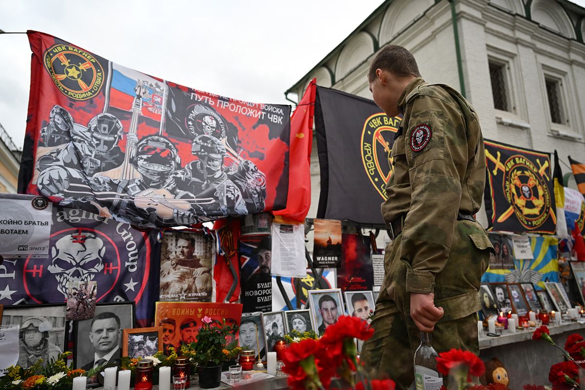 People, including those wearing camouflage uniforms, visit a makeshift memorial for Wagner private mercenary group chief Yevgeny Prigozhin in central Moscow on October 1, 2023, to mark 40 days since his death as per Orthodox tradition. Yevgeny Prigozhin died with nine other people when a plane flying from Moscow to Saint Petersburg crashed on August 23. (Photo by NATALIA KOLESNIKOVA / AFP)