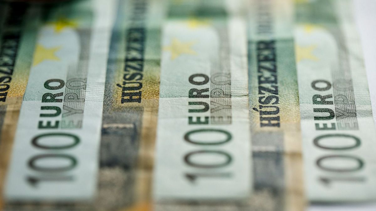 Havi csúcsa közelébe lőtt ki a forint, miniszteri nyilatkozat állhat a háttérben