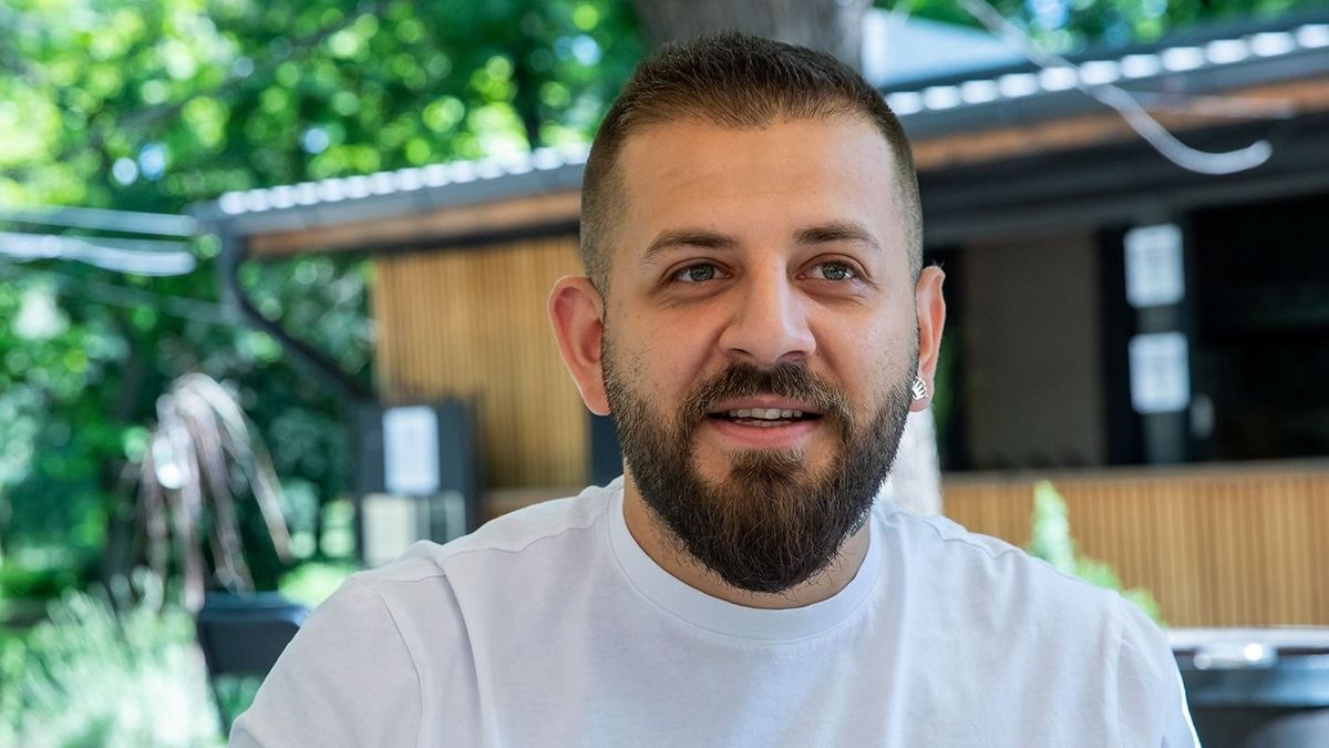 Azahriah kétszer megtölti a Puskást, miközben G. w. M. egy fővárosi klubba toborozza a rajongóit