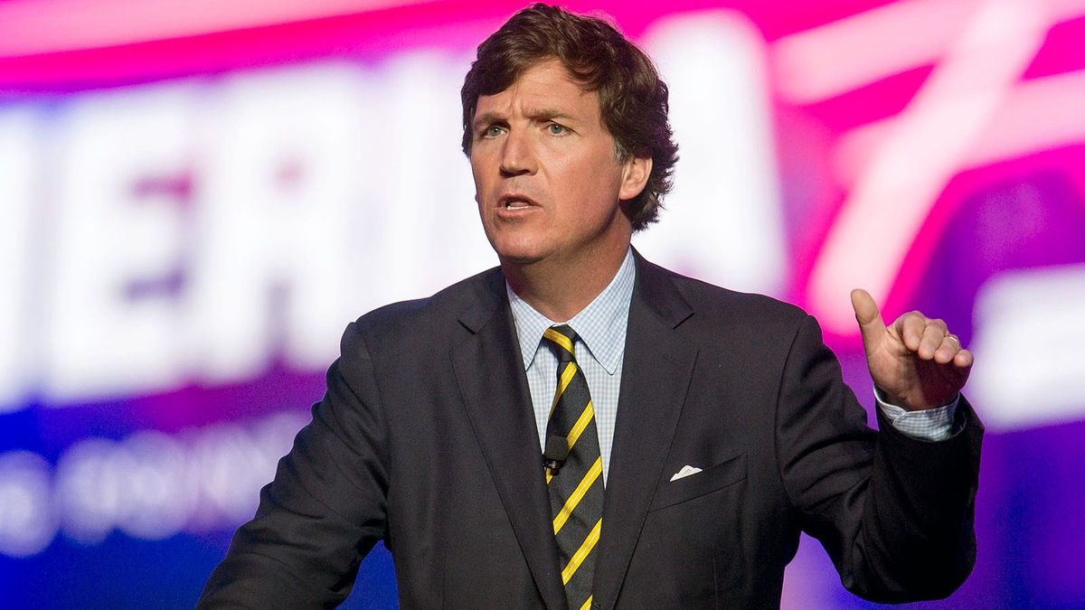 Tucker Carlson elmondja, miért interjúzik Putyinnal