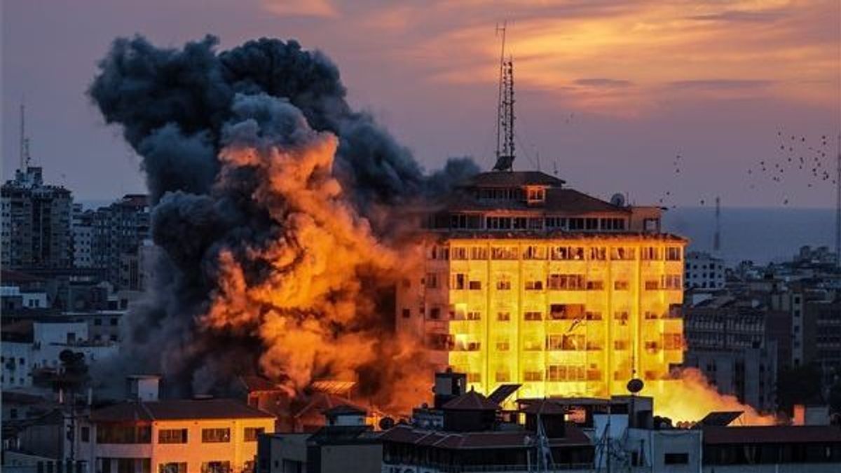 Robbanásoktól és szirénáktól hangos az esti órákban Tel-Aviv – videó