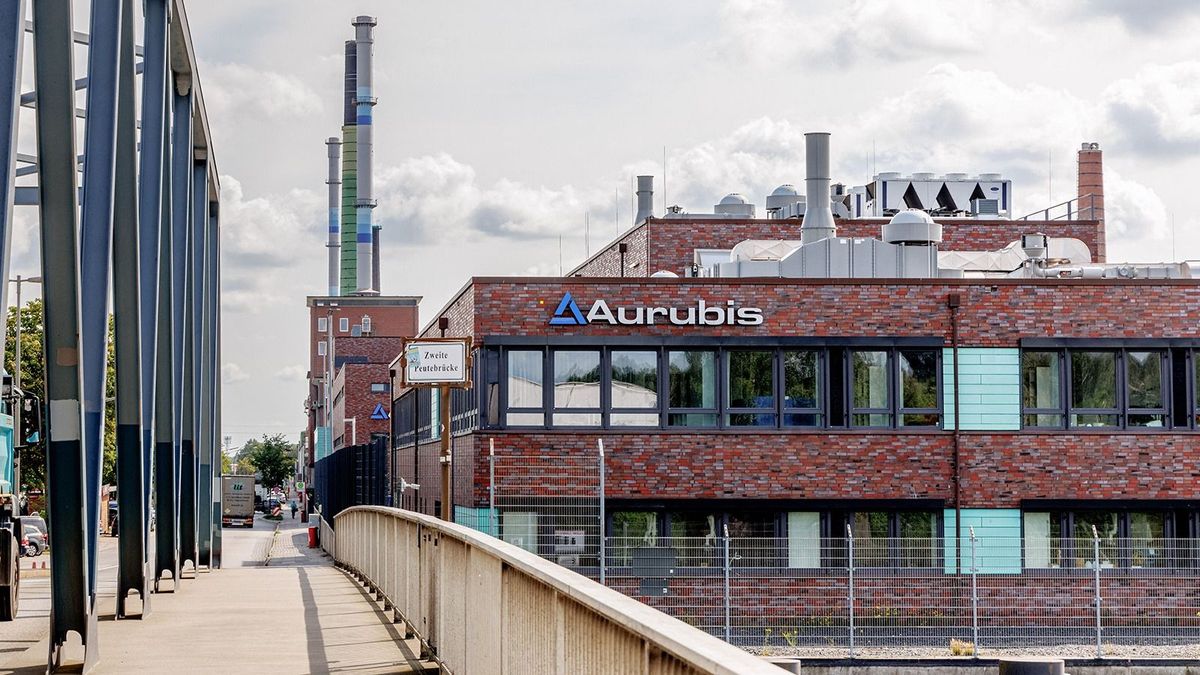 01 September 2023, Hamburg: The lettering "Aurubis" is on an administration building at the Hamburg plant. For the second time this year, Hamburg-based copper producer and recycling specialist Aurubis has fallen victim to suspected metal theft. The damage this time could amount to a three-digit million sum. It only became known in June that a gang of thieves had allegedly stolen precious metal-bearing intermediate products from the company over a period of years, generating proceeds worth around · 20 million. Photo: Markus Scholz/dpa (Photo by MARKUS SCHOLZ / DPA / dpa Picture-Alliance via AFP)