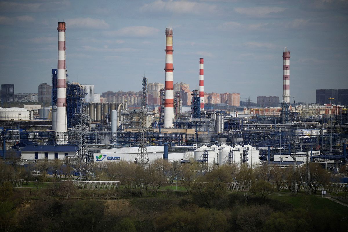 A view shows the Russian oil producer Gazprom Neft's Moscow oil refinery on the south-eastern outskirts of Moscow on April 28, 2022. (Photo by Natalia KOLESNIKOVA / AFP)